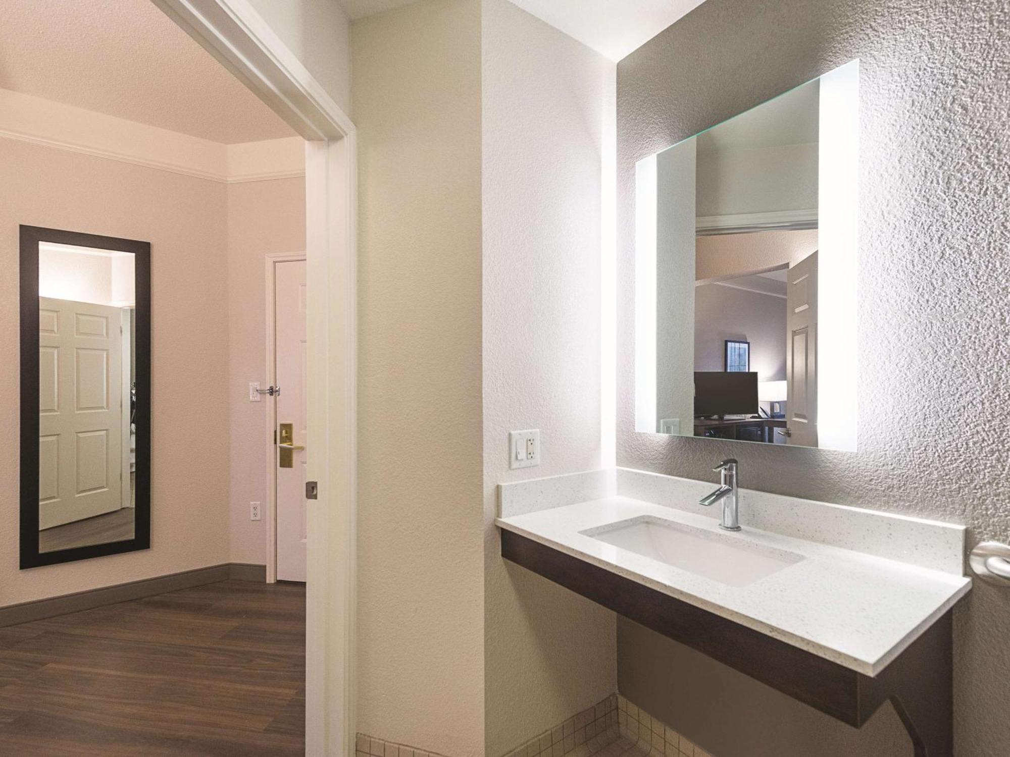 2 Double Beds Mobility Accessible Room Bathtub w or Grab Bars Non-Smoking,1275769882:JPEG