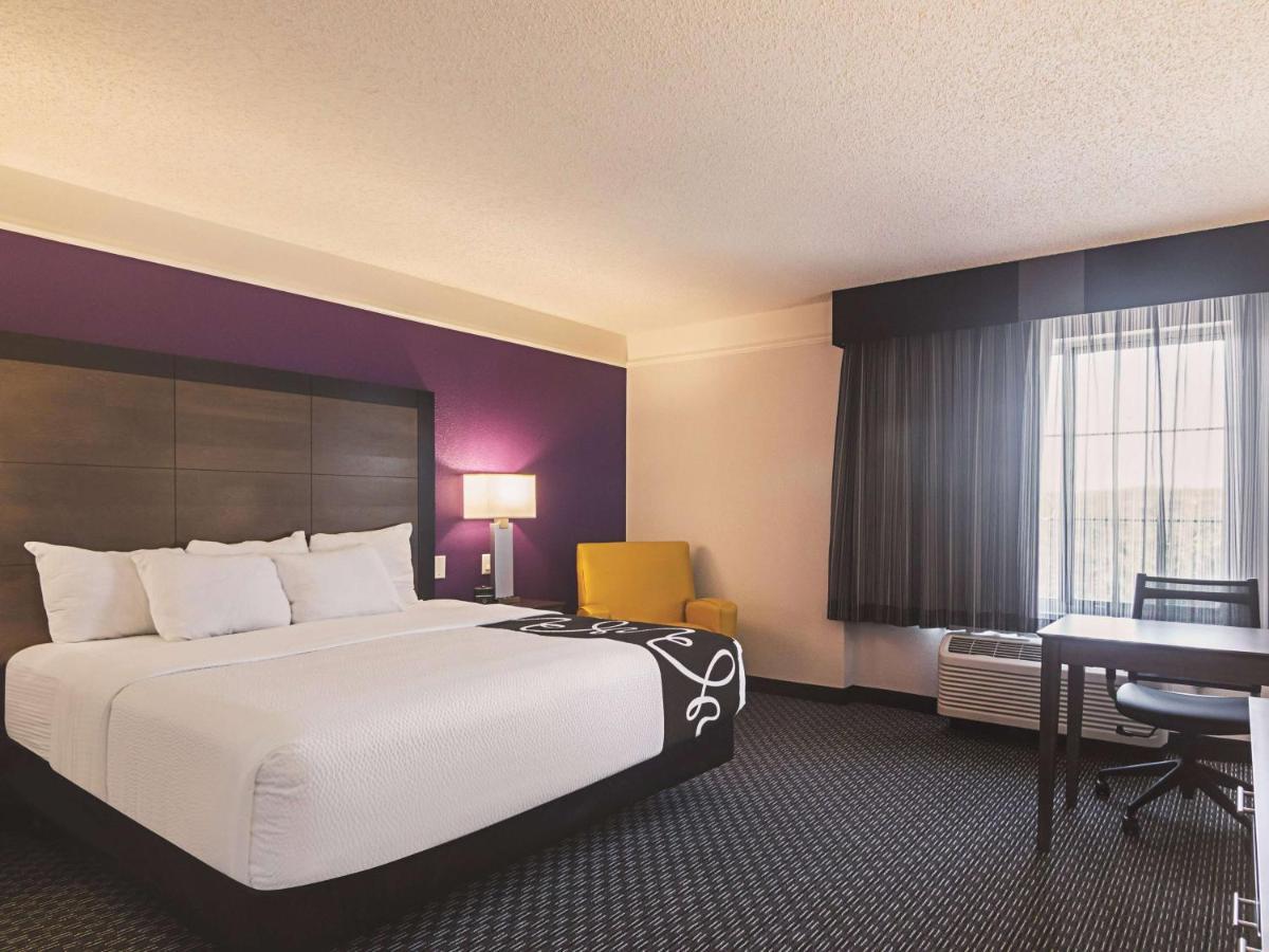 King Room Bath Tub Mobility Accessible or Non-Smoking