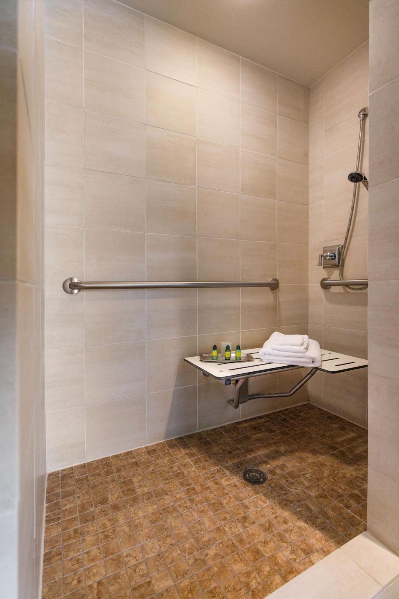 Corner King Room Roll Shower Mobility or Hearing Access,632543535:JPEG